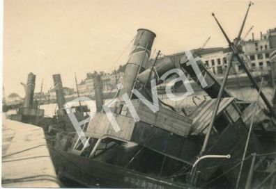 Foto WKII Schiff nach Beschuss Hafen F1.25