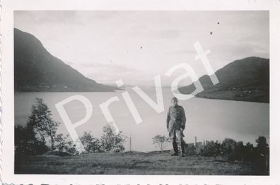 Foto WK II Wehrmacht Soldat am Ufer &Oslash; lenfjord 1940 Norway L1.44