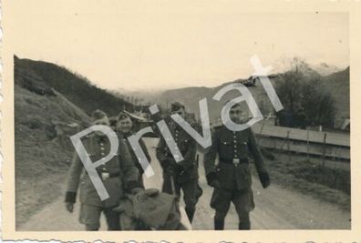 Foto WK II Wehrmacht Soldaten Straße &Oslash; len nach Etne Norway L1.43