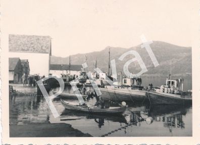 Foto WK II Wehrmacht Fischerboote im Hafen von &Oslash; len Norway L1.43