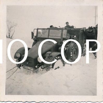 Foto WK2 Geländewagen Krupp steckt im Schnee fest X18