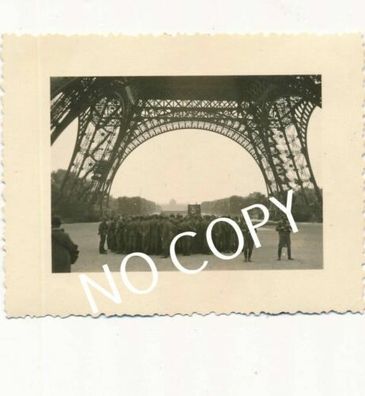 Foto WK2 Frankreich Paris Blick auf den Eiffelturm Soldatenversammlung C1.34