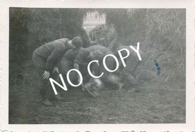 Foto WK2 "Metzgerei" Soldaten schlachten Schwein C1.24