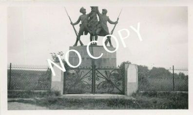 Foto WK2 Frankreich, franz. Kriegerdenkmäler Denkmal Monument C1.23