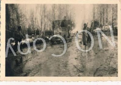 Foto WKII - Wehrmacht LKW Konvoi steckt im Schlamm in Russland verspiegelt X48