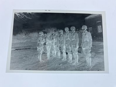 Foto Negativ WK2 - Soldaten werden mit Orden ausgezeichnet X49