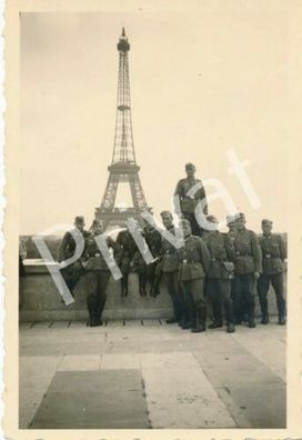 Foto WK II Soldaten Gruppenfoto Eiffelturm Paris August 1940 H1.0