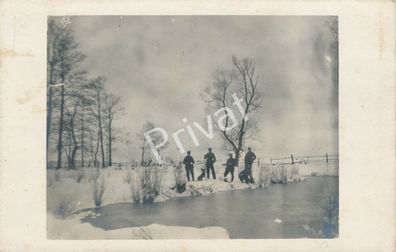 Foto PK WK I Kaiserliches Heer Soldaten im Winter gefrorener See K1.25