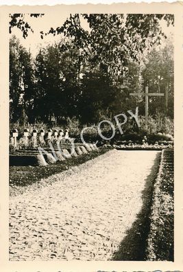 Foto WK II Wehrmacht Soldatenfriedhof in Bielsk Gräber Stahlhelm J1.31