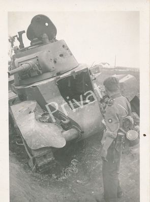 Foto WK II Wehrmacht Soldat Feind Panzer tank char ??? Wrack Zerstörung K1.17