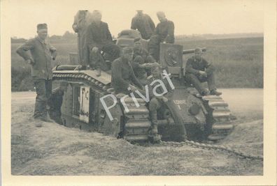 Foto WK II Wehrmacht Soldaten mit Beute Panzer tank char ??? K1.17