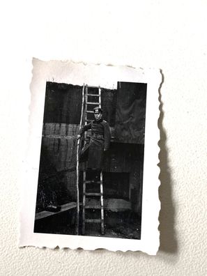 Foto WK2 - Soldat im Bunker Graben X54