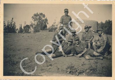 Foto WK2 - Afrikakorps Soldaten in Tropenuniform in der Wüste X56