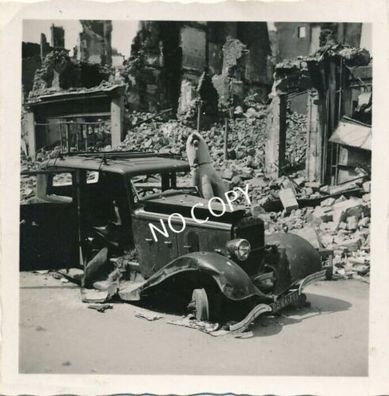 Foto WK 2 Ruinen Wrack Zerstörung nach Stuka Angriff 14.5.1940 B 1.78
