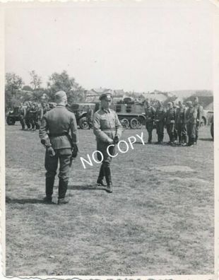 Foto WK II Besuch Offizier Soldaten Transportfahrzeuge Vormarsch B 1.79