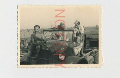 Foto WK2 Soldaten halbnackt mit Geländewagen KFZ #6