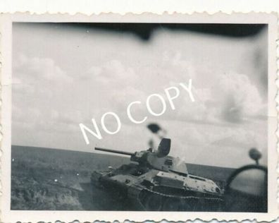 Foto WK II zurück gelassener russischer Panzer von Besatzung aufgegeben J1.10