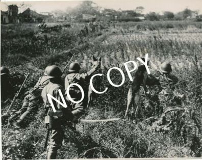 Foto WK 2 Japan jap. Infanterie Vorposten & Meldehunde an Artilleriestand C.17
