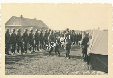 Foto PK WK 2 Soldaten Wehrmacht Appell Auszeichnung Quartier Zelt Polen B 1.80
