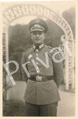 Foto WKII Wehrmacht Soldaten Portrait im Park Offizier L1.25