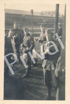 Foto WK II Wehrmacht Soldaten Uniform Rast Bahnhof L1.25