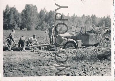 Foto WK II Wehrmacht Horch Kübelwagen steckt in Schlamm fest X 57