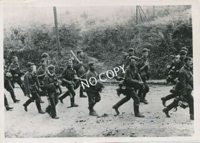 Foto Wk2 XL Presse Straßen Frankreichs Marsch der Dt. Infanterie bewaffnet C1.65