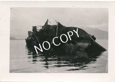 Foto WK II Wehrmacht Norwegen umgekipptes Schiff Fjord Norway H1.77