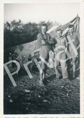 Foto WK 2 Soldaten vor Tarnzelt Afrikafeldzug Wüste Libyen ????? A1.15