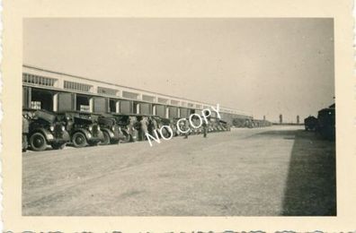 Foto WK 2, Militärfahrzeuge Appell in der Kaserne A 1.11