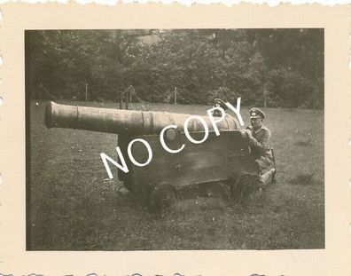 Foto WK II schwere alte Kanone J1.18
