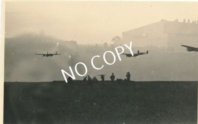 Foto WK II Wehrmacht Flugzeuge Angriff Soldaten J1.28