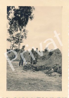 Foto WK II Wehrmacht Soldaten Lager Pause Rast Zelte Tarn Ostfront L1.56