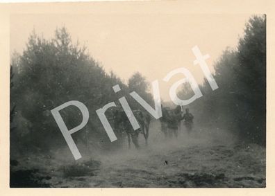 Foto WK II Wehrmacht Soldaten mit Pferden Rückzug Rauch Angriff Ostfront L1.56