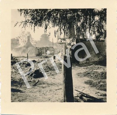 Foto WK II Wehrmacht Dorf Ruinen nach Artillerie Beschuss Ostfront L1.56