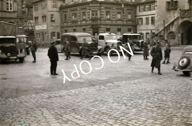 Foto WK II Dia Negativ S/ W Wehrmacht Soldaten Fahrzeuge Stadt Marktplatz J1.23