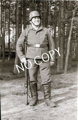 Foto WK II Dia Negativ S/ W Wehrmacht Soldat Gewehr Uniform J1.23