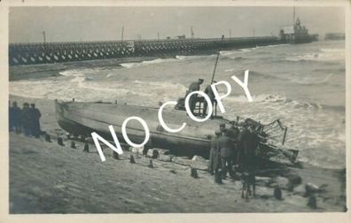 Foto PK WK I Kaiserliche Marine zerstörtes englisches Boot Ostende A 1.10