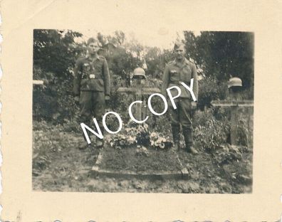 Foto WK II Soldaten am Grab eines gefallenen Kameraden J1.26