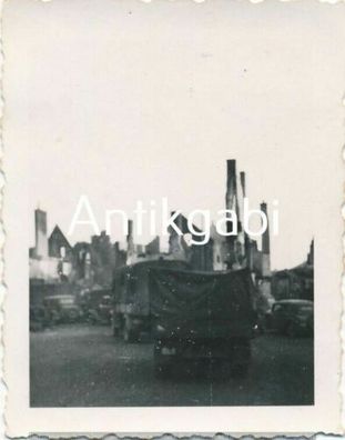 Foto WK 2 Militärfahrzeuge PKW LKW Ruinen Zerstörung B 1.27