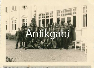 Foto WK 2 Gruppenbild Soldaten vor Quartier 1940 B 1.19