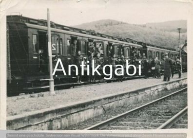 Foto WK2 Truppenverladung Bahn Soldaten Bahnhof Zug Deutschland B 1.4