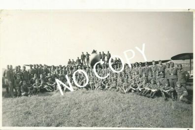 Foto XL WK II Gruppenbild Soldaten in Uniform mit Kriegsflugzeug B 1.36
