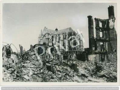 Foto XL WK2, Trümmer Ruinen Zerrstörung Kathedrale Bauvais France B 1.2
