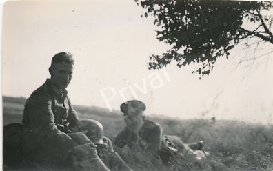 Foto WK II Wehrmacht Soldaten Rast am Straßenrand L1.09