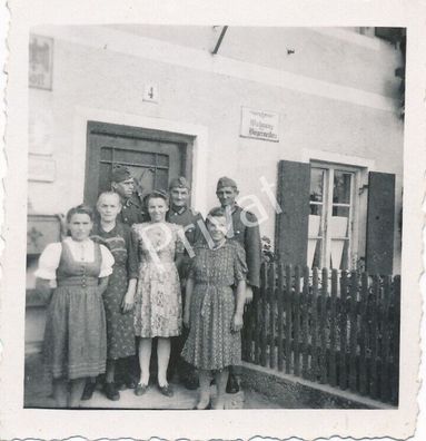 Foto WK II Wehrmacht Soldaten Familie Postamt L1.06