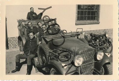 100% Original Foto WK2 Panzer Truppe Soldaten im KFZ Verbands Wappen #98