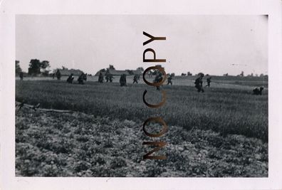 100% Original Foto WK2 - Infanterie im Angriff - Rennen übers Feld #98