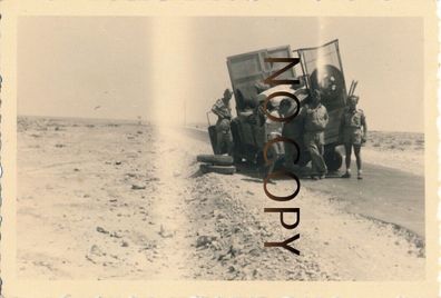 Foto WK2 Afrika Wehrmacht LKW Truck Panne in Wüste Soldaten #99