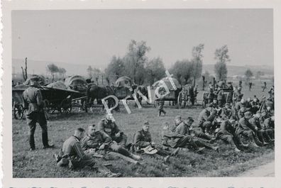 Foto PK WK II Wehrmacht Soldaten Rast Platz Lager Pause Wagen L1.22